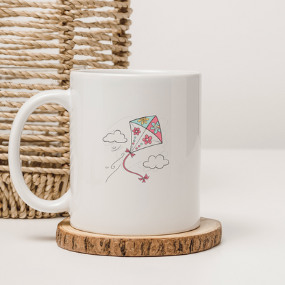 Mug décoré de fleurs colorées et cerf-volant en vol capturant l'esprit printanier
