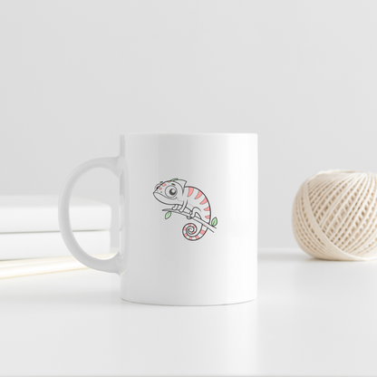 Mug avec doodle caméléon curieux dans une ambiance de nature exotique