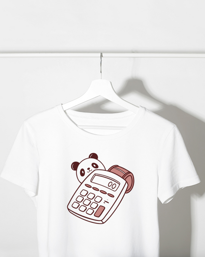 T-shirt éducatif avec un panda curieux tenant une calculatrice dans un style doodle