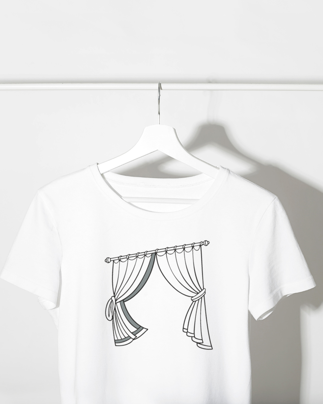 T-shirt avec design numérique de rideaux ouverts ajoutant une touche d'élégance