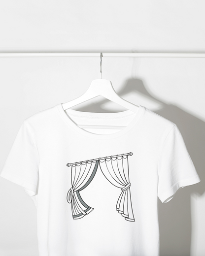 T-shirt avec design numérique de rideaux ouverts ajoutant une touche d'élégance