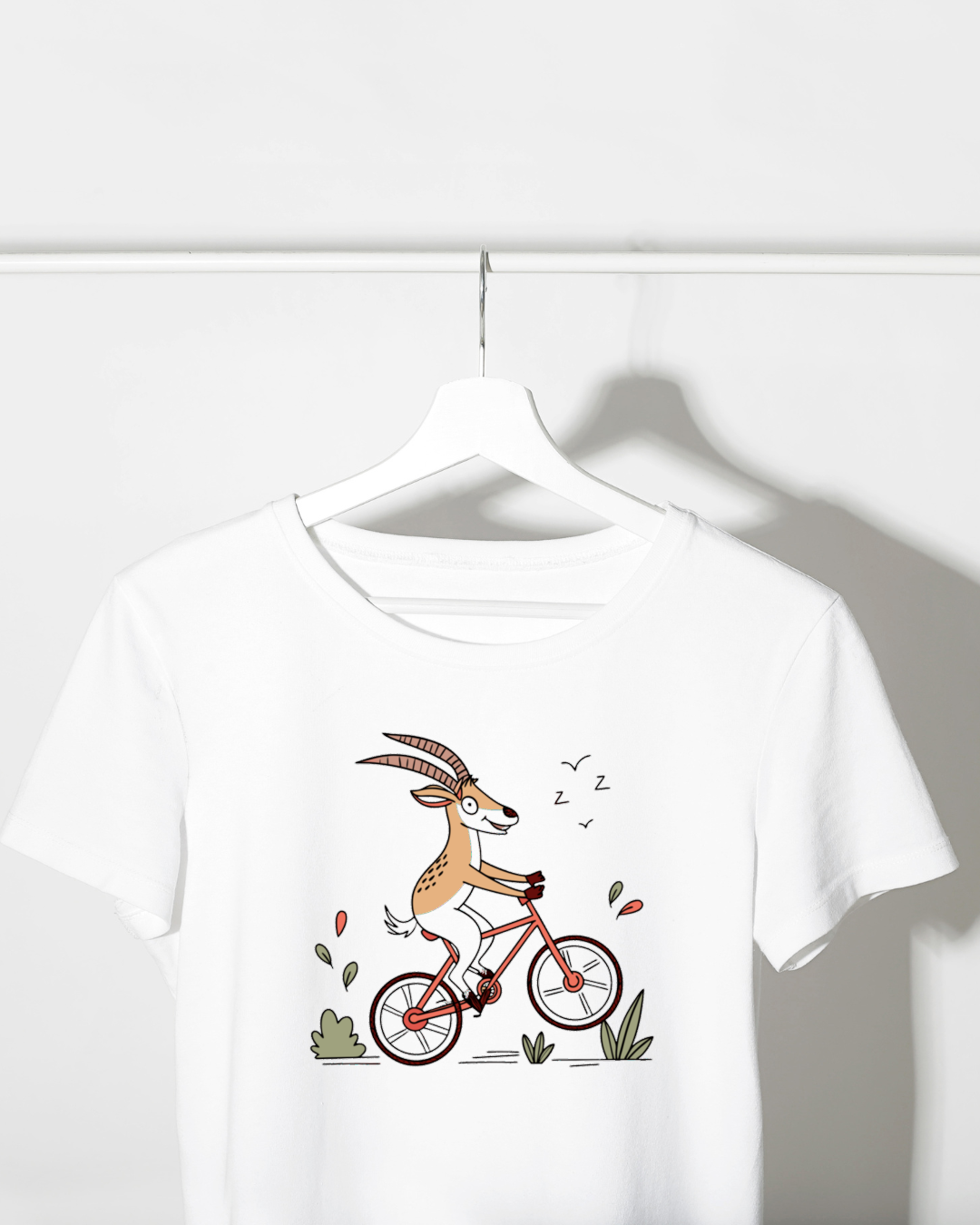 T-shirt avec une chèvre en selle style cartoon parfait pour les passionnés de cyclisme