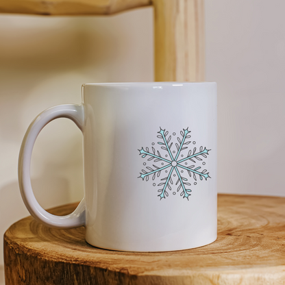 Mug décoré d'un flocon stylisé sur fond hivernal élégant et enchanteur
