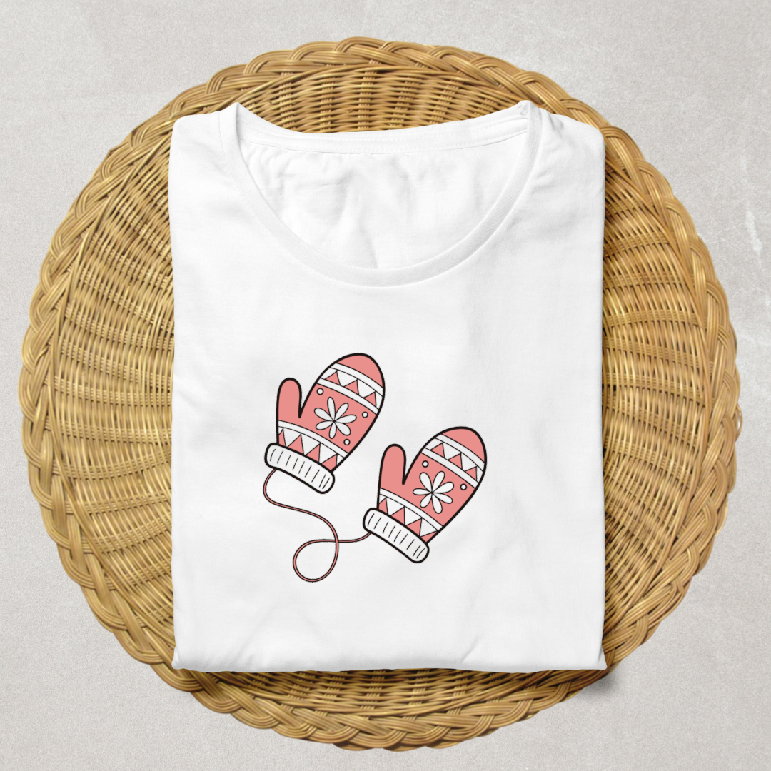 T-shirt avec moufles cosy pastel sur fond hivernal pour un look chaleureux et tendance
