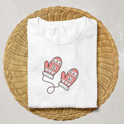T-shirt avec moufles cosy pastel sur fond hivernal pour un look chaleureux et tendance