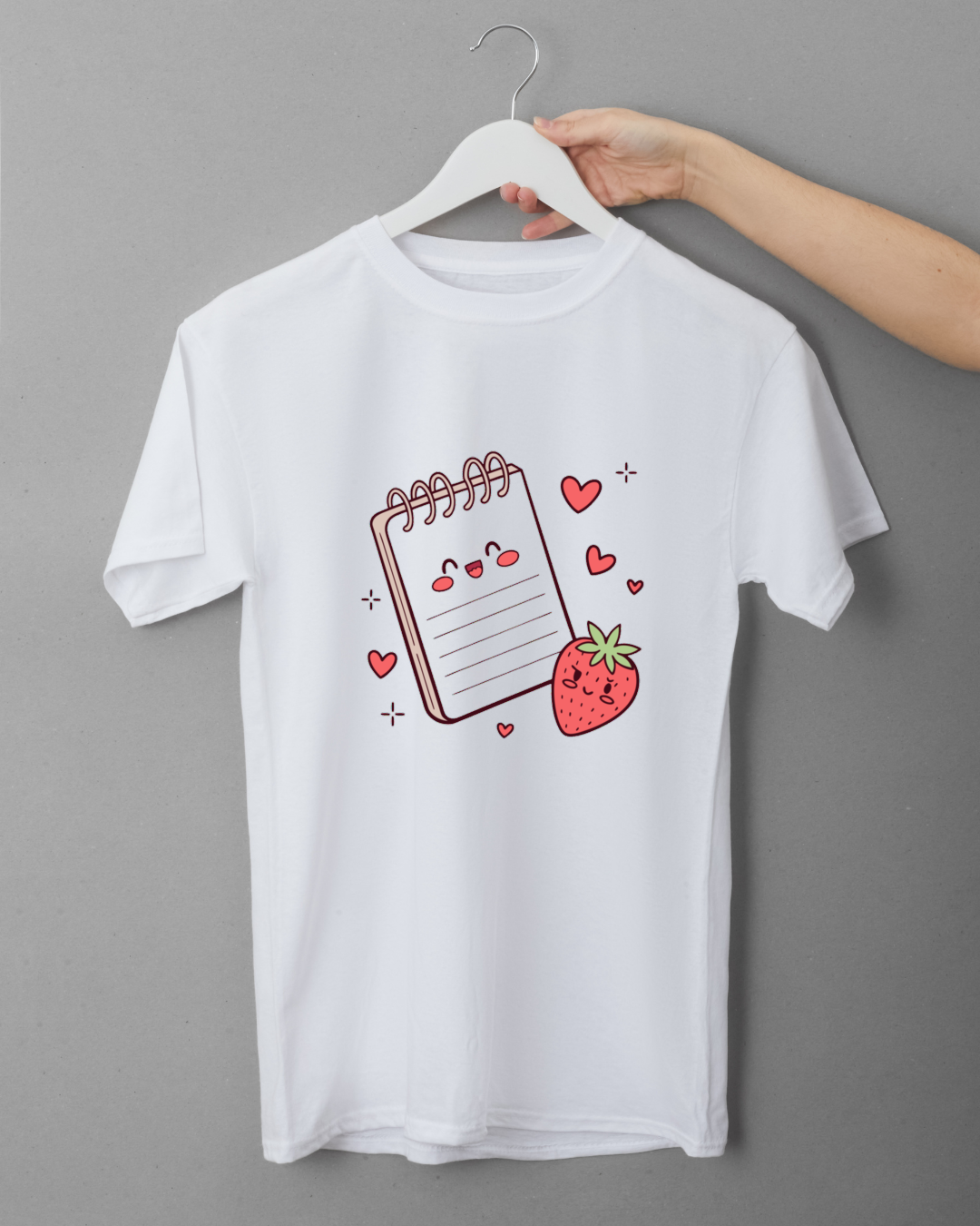T-shirt vibrant avec carnet joyeux et fraise amoureuse en motif numérique coloré