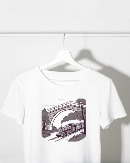 Un t-shirt vintage avec un motif de train sous pont pour un look nostalgique et unique