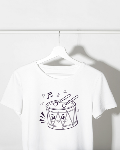 Motif de tambour kawaii imprimé sur un tee-shirt.