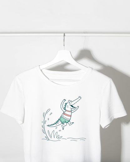 T-shirt avec crocodile joyeux sautant sur fond aquatique style ludique et coloré
