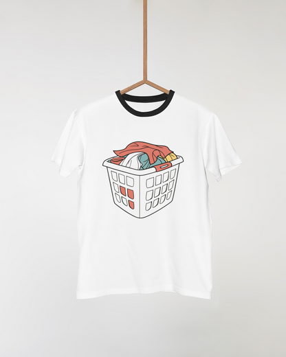 T-shirt avec panier à linge stylisé minimaliste, évoquant la vie quotidienne