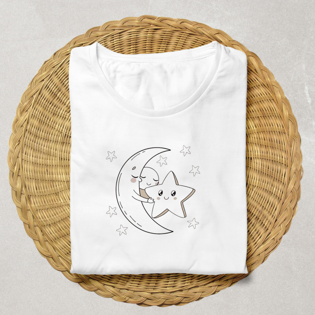 Graphisme t-shirt avec lune et étoile, style mignon et original.