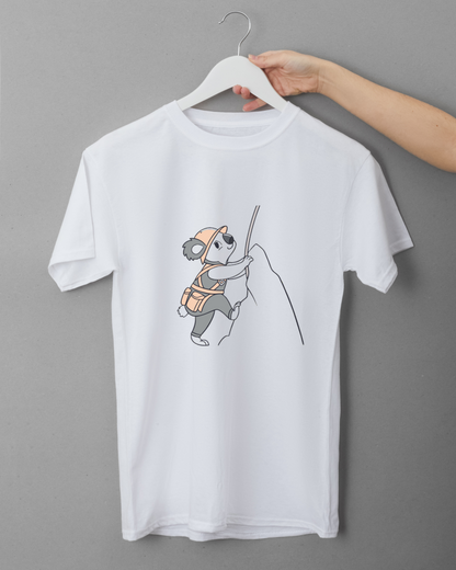 Design doodle sur t-shirt koala grimpant en style explorateur et aventure sauvage