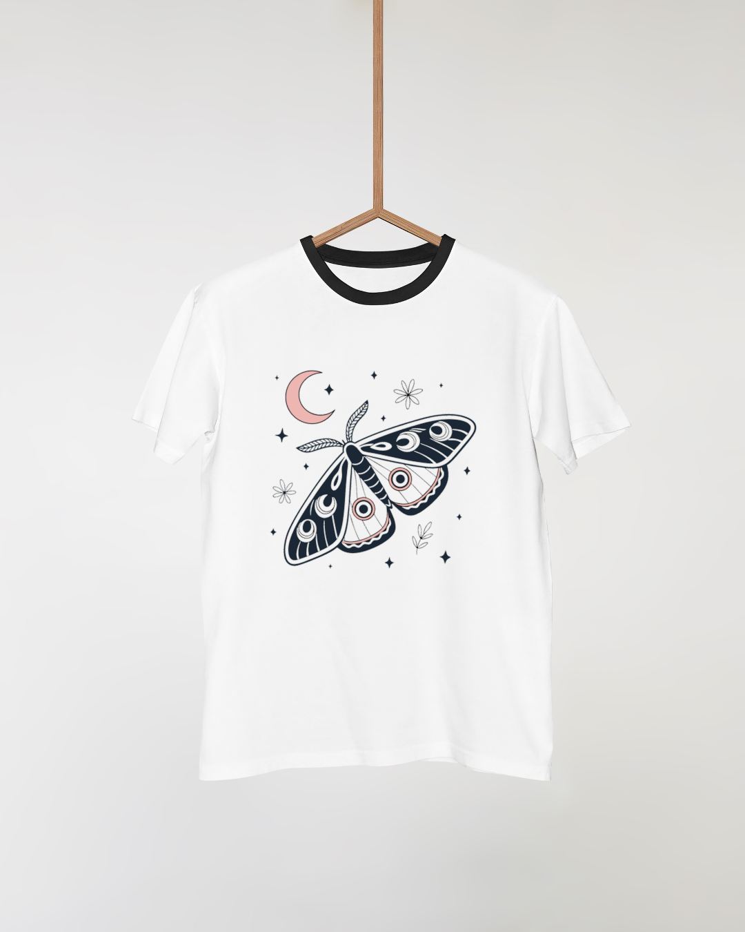 T-shirt avec motif céleste représentant un papillon de nuit mystique élégant