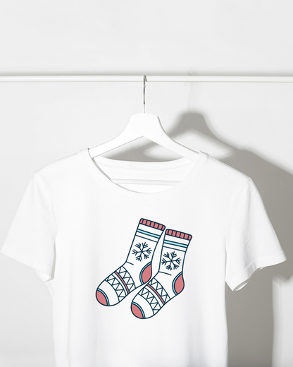 T-shirt minimaliste avec chaussettes d'hiver et flocons en design festif