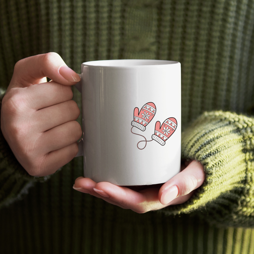Mug avec motifs de moufles pastel sur fond blanc créant une ambiance hivernale