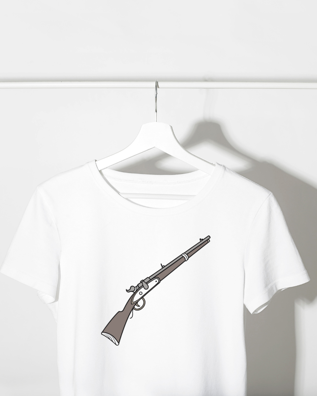 T-shirt style flat avec fusil antique dans un cadre historique