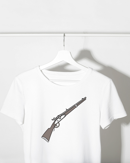 T-shirt style flat avec fusil antique dans un cadre historique