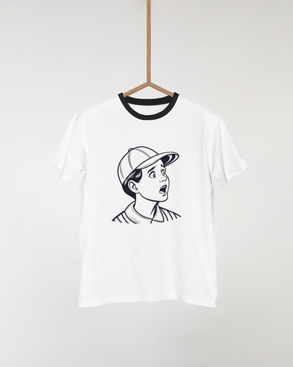 T-shirt avec garçon en casquette surpris dans un style minimaliste tendance