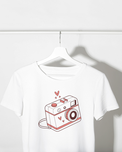 T-shirt avec style doodle et appareil photo vintage au motif romantique