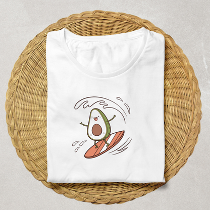 T-shirt affichant un avocat surfeur dans des tons pastel sur le thème de la plage