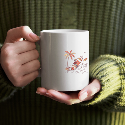 Mug vibrant avec surfeur coloré dans un cadre tropical pour évasion exotique