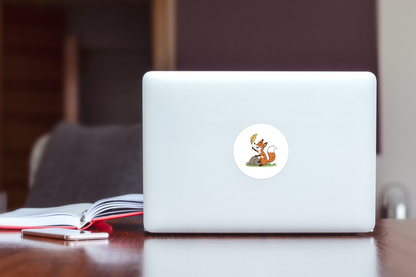 Sticker joyeux présentant un renard cartoon au cœur d'une forêt enchantée