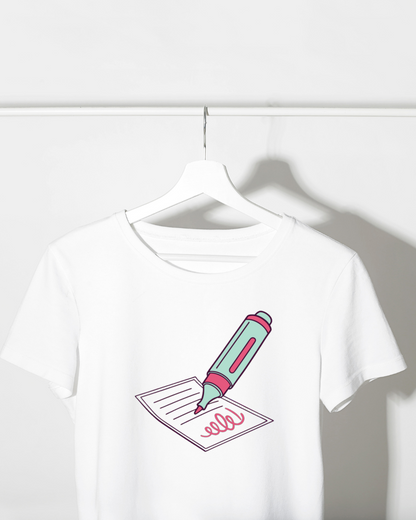 T-shirt avec design pastel et stylo fluorescent, ambiance papeterie moderne