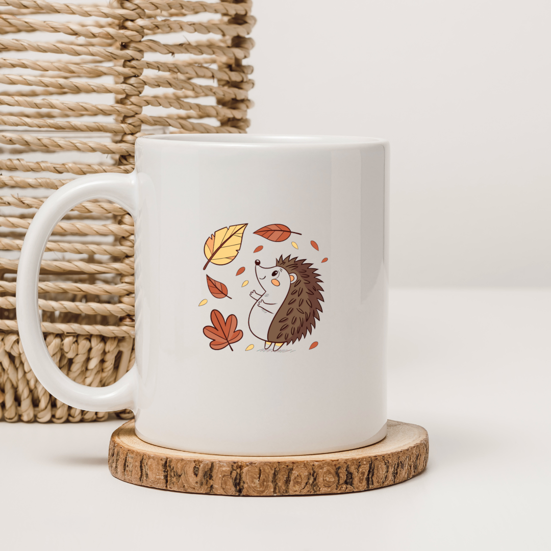 Mug avec hérisson joyeux en doodle parmi des feuilles d'automne