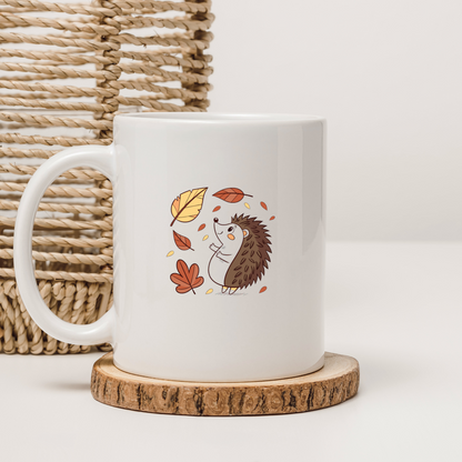 Mug avec hérisson joyeux en doodle parmi des feuilles d'automne