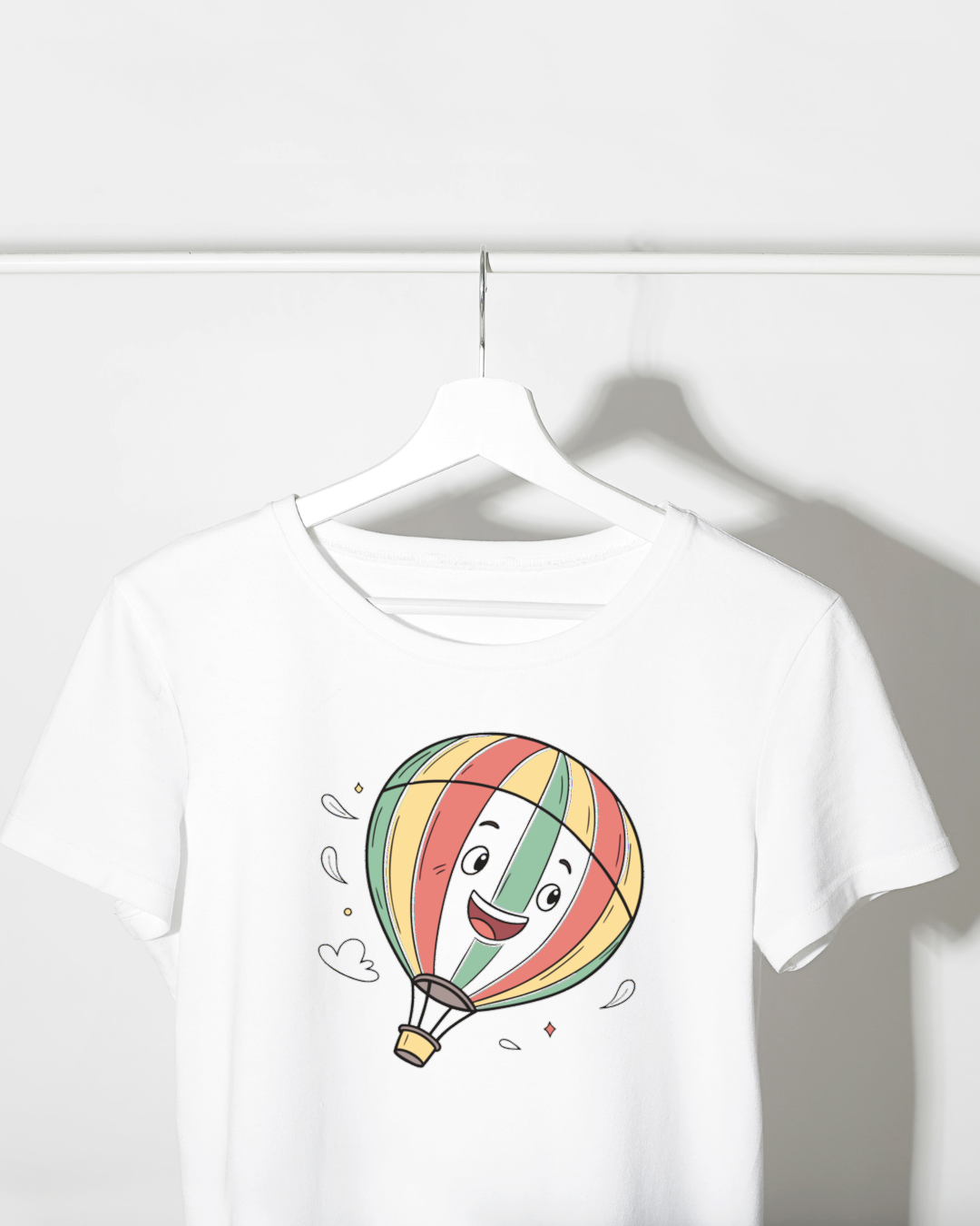 T-shirt cartoon avec montgolfière joyeuse colorée, parfait pour les aventures aériennes