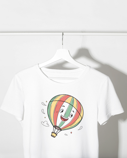 T-shirt cartoon avec montgolfière joyeuse colorée, parfait pour les aventures aériennes