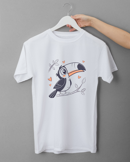 T-shirt coloré avec un toucan kawaii joyeux sur une branche en style aventure tropicale