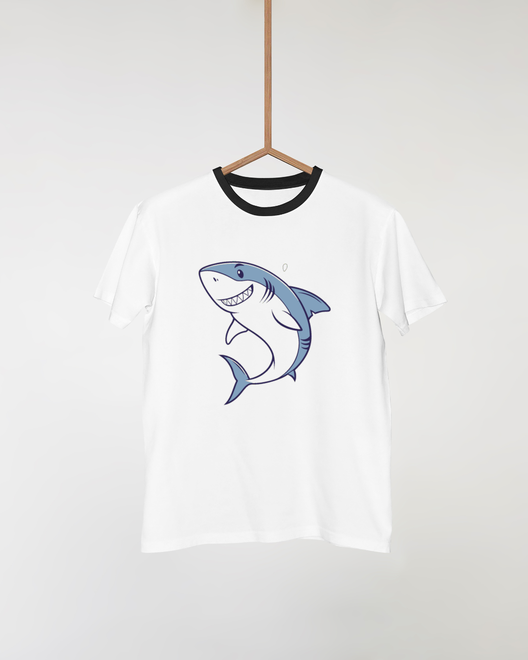 T-shirt amusant avec requin cartoon souriant dans un style océan vivant
