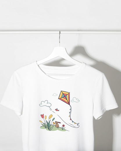 T-shirt coloré décoré d'un cerf-volant joyeux qui s'envole au printemps