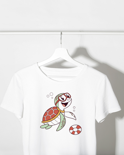T-shirt avec tortue joyeuse en plongée, design coloré et inspiré par l'océan.