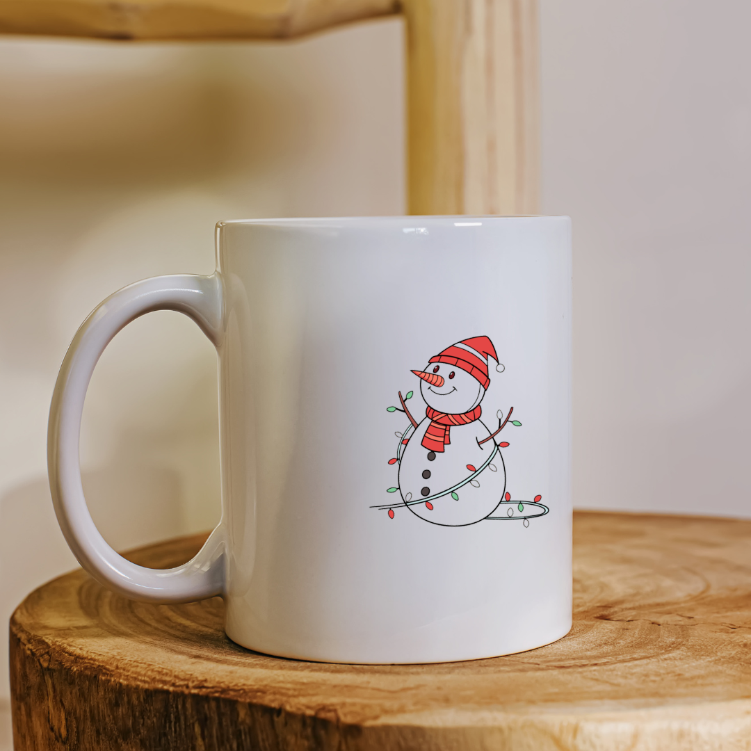 Mug festif affichant un bonhomme de neige joyeux dans un thème de Noël
