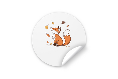 Sticker vibrant montrant un renard joyeux dans des feuilles d'automne chaudes