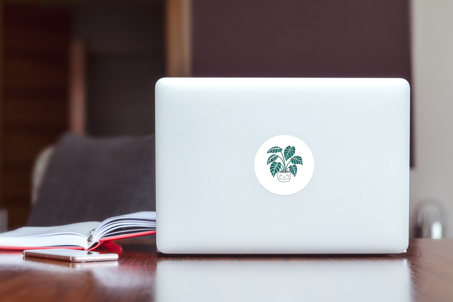 Sticker avec une plante heureuse cartoon sur pot mignon en décor naturel