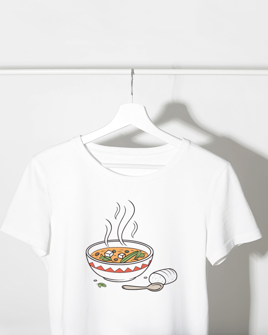 T-shirt élégant avec icône soupe fumante, ambiance cuisine chaleureuse et moderne