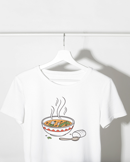 T-shirt élégant avec icône soupe fumante, ambiance cuisine chaleureuse et moderne