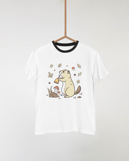 T-shirt avec marmotte curieuse et cloche dans un style pastel sur le thème de la nature