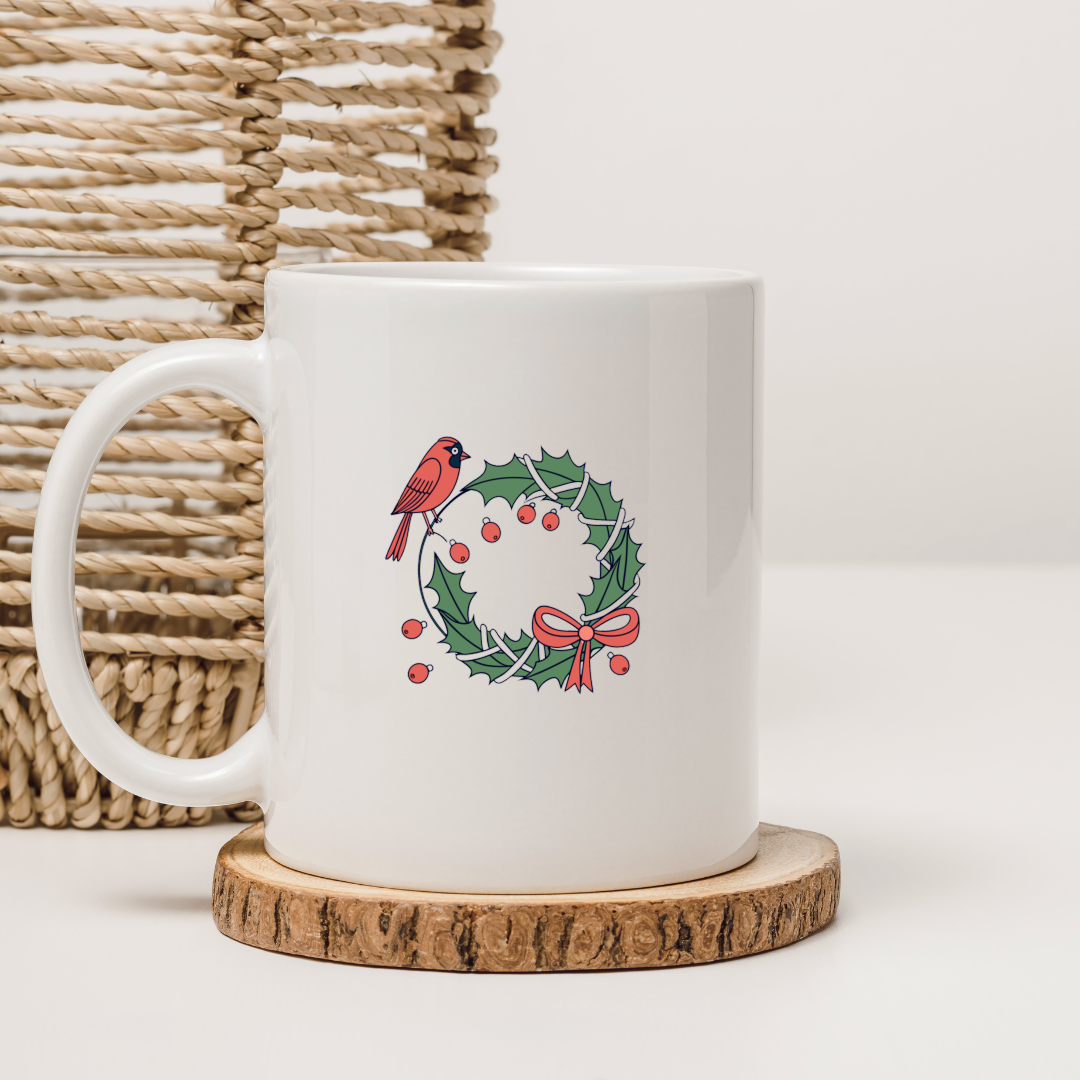 Mug festif avec cardinal rouge sur une couronne en motif numérique élégant