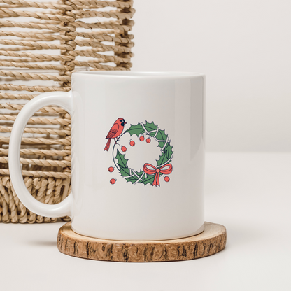 Mug festif avec cardinal rouge sur une couronne en motif numérique élégant