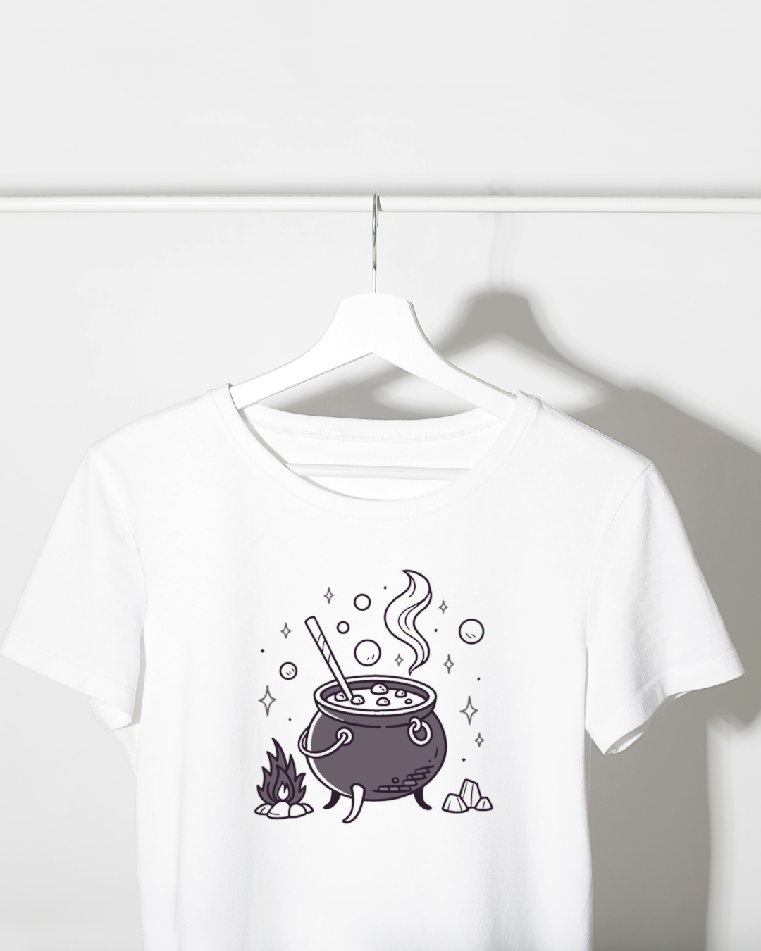 T-shirt avec chaudron mystique avec décor Halloween captivant et enchanté