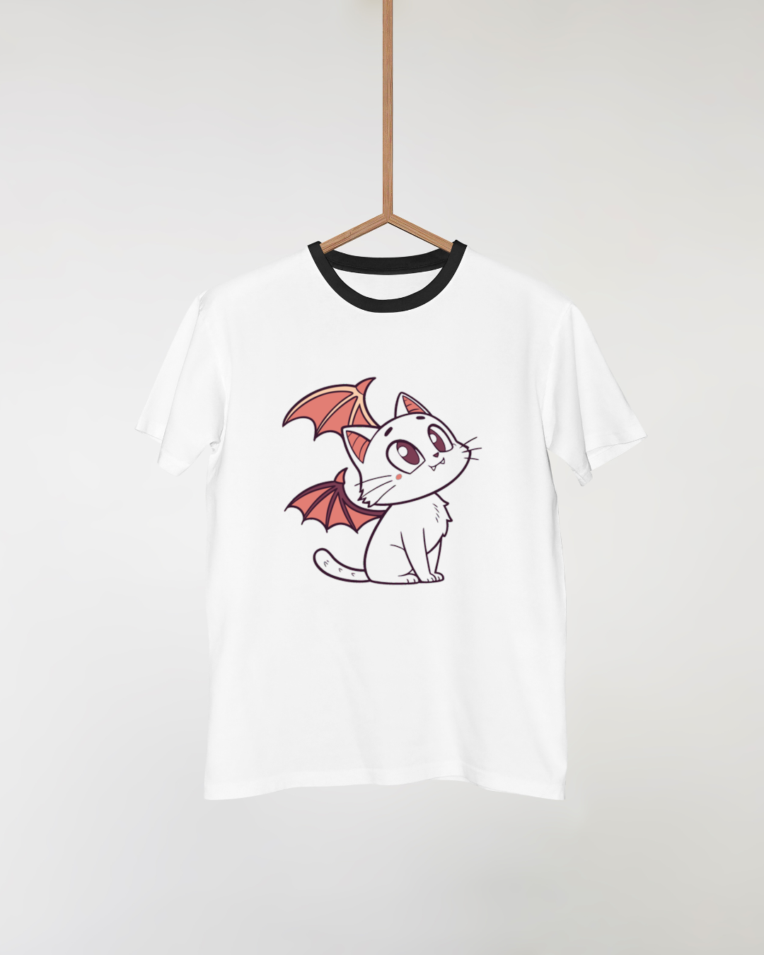 T-shirt blanc avec chat ailé espiègle au style kawaii et fantastique