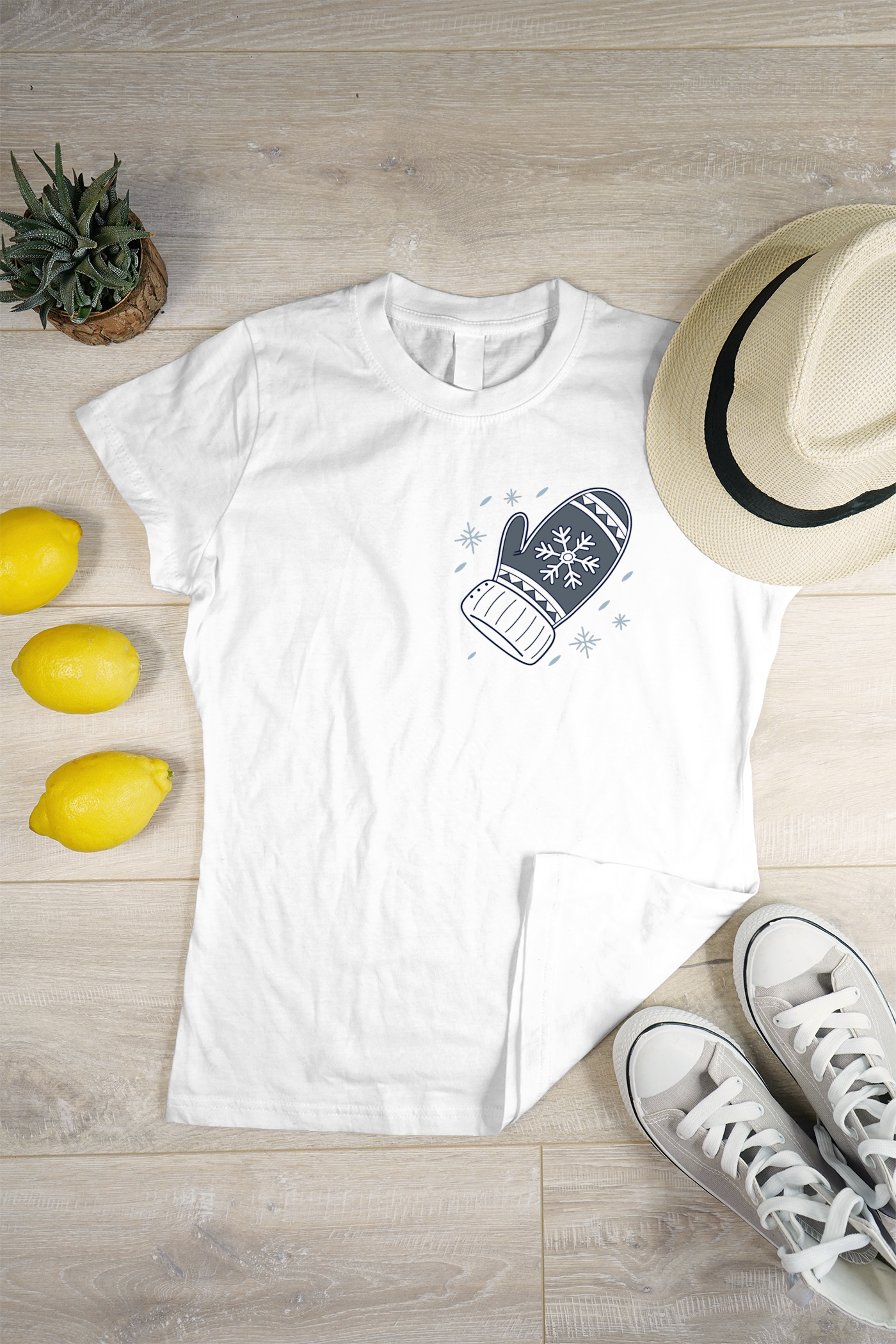 T-shirt décoré d'une moufle minimaliste blanche sur fond hivernal épuré