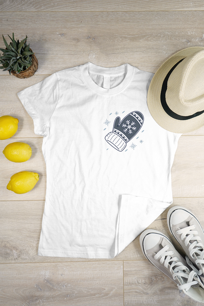 T-shirt décoré d'une moufle minimaliste blanche sur fond hivernal épuré