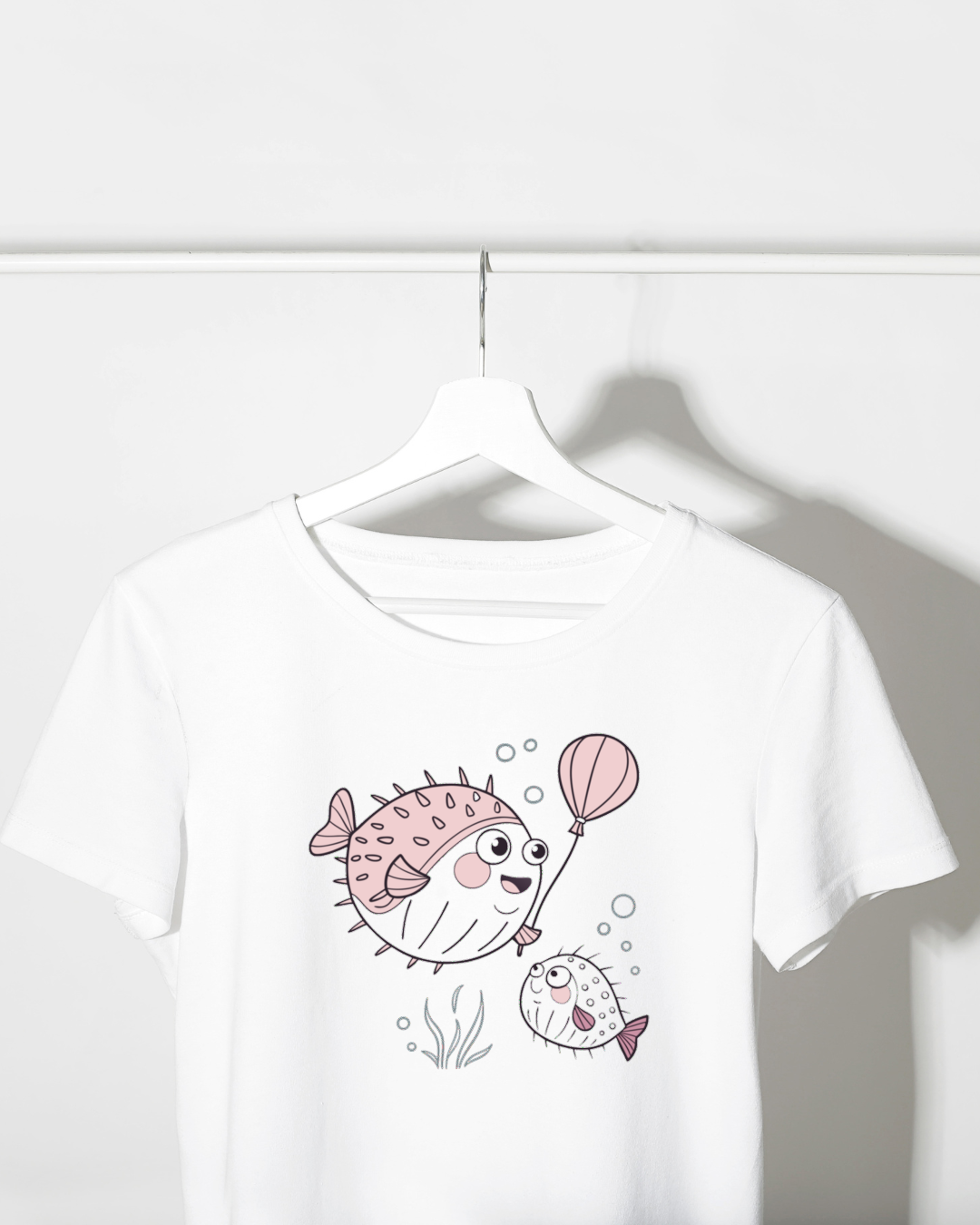 T-shirt avec poisson-globe joyeux tenant un ballon dans un style marin amusant