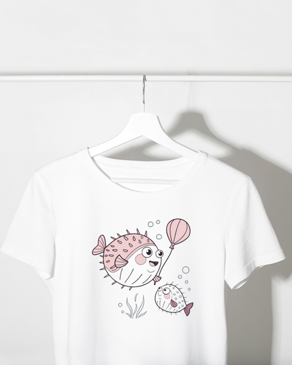T-shirt avec poisson-globe joyeux tenant un ballon dans un style marin amusant