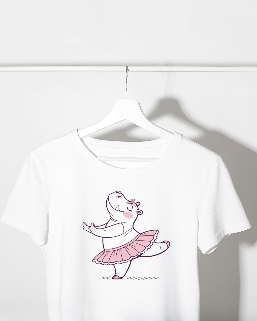 T-shirt avec silhouette élégante d’un hippo dansant gracieusement